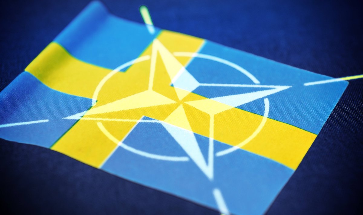 Rootsi ja NATO lipud.