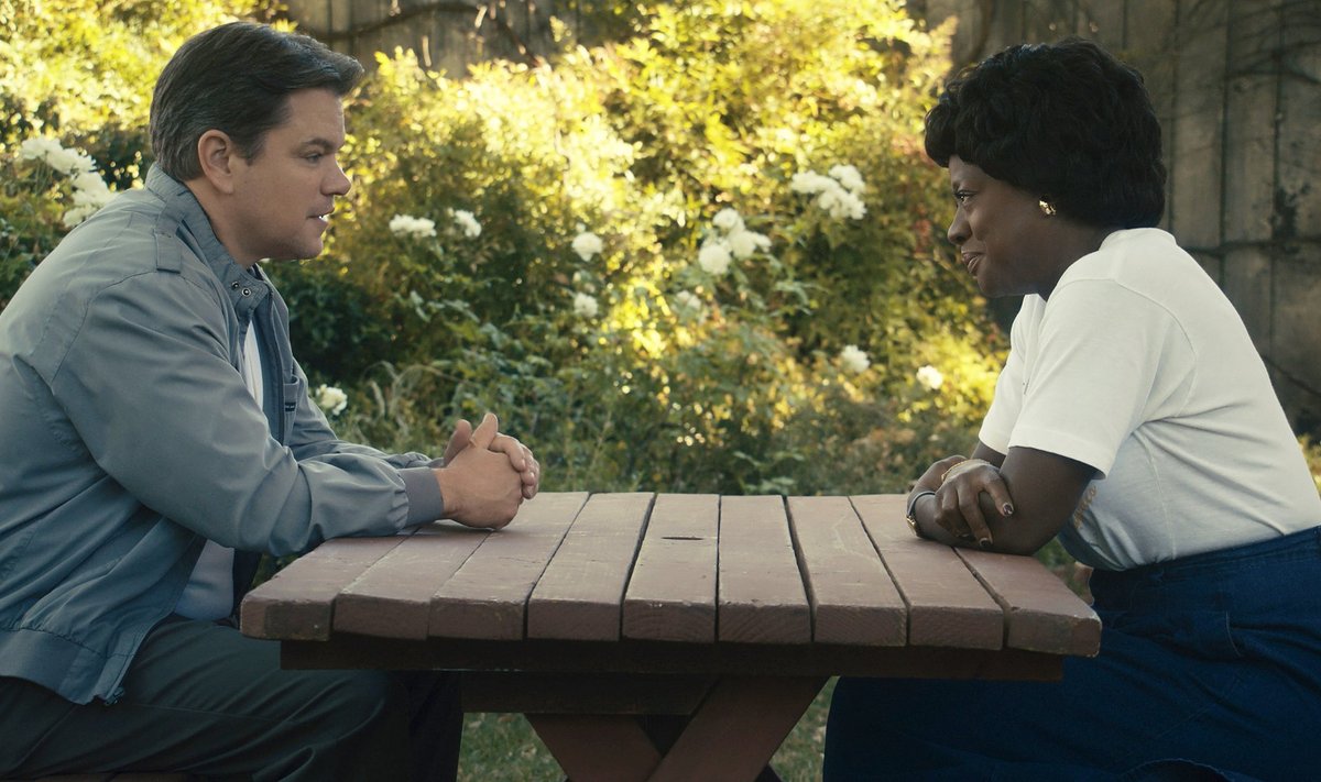 Sonny Vaccaro (Matt Damon) oli veendunud, et edu saavutamiseks on vaja panustada ühele superstaarile, mitte üritada palgata mitut vähem tähtsat korvpallurit. Fotol koos Michael Jordani ema Deloris Jordanit kehastava Viola Davisega