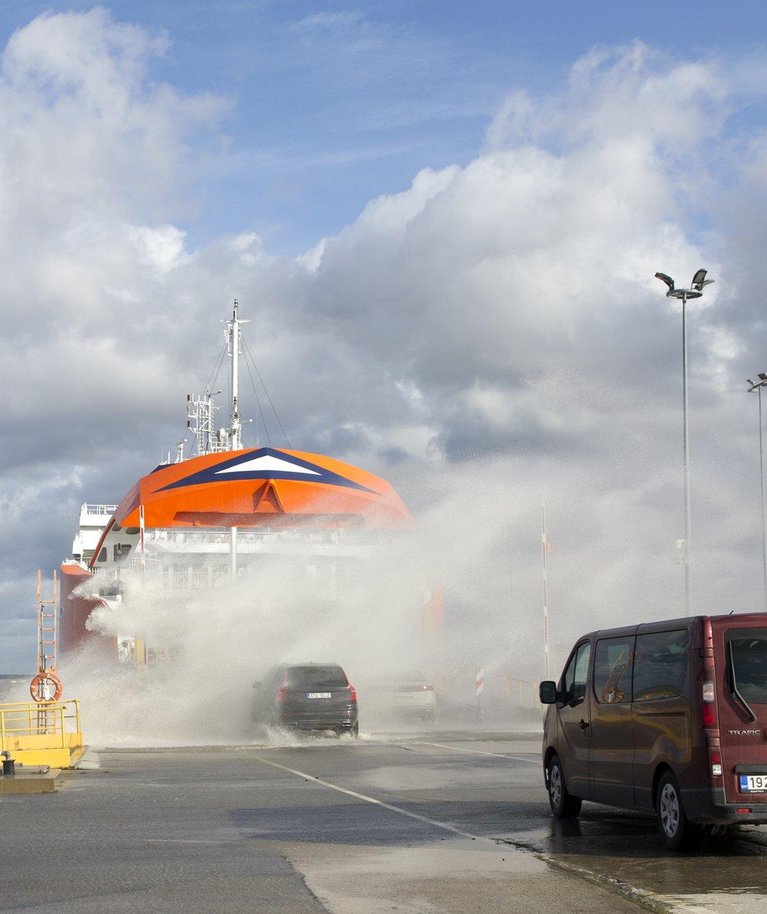 Parvlaev Piretile pääsesid autod eelmisel pühapäeva lõuna ajal Kuivastu sadamas läbi suure veepilve