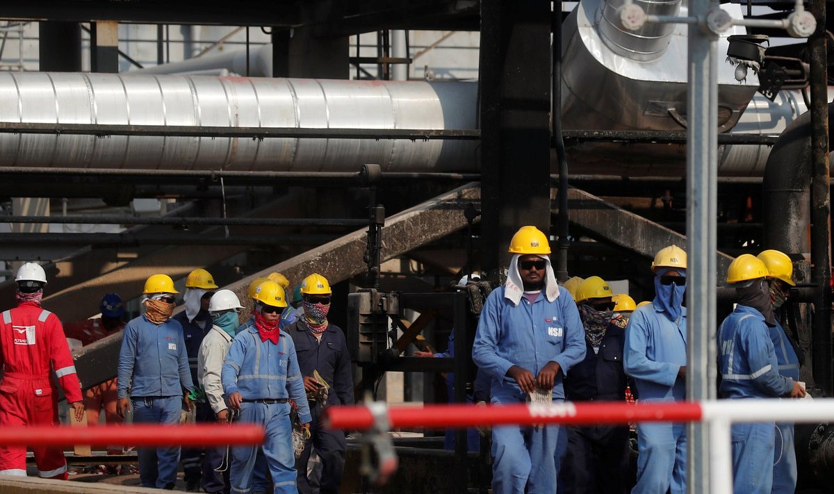 Töötajad Saudi Aramco naftatehases Abqaiqis.