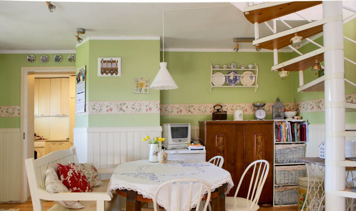 Köök on kodu süda. Valge pink on tegelikult õuepink, toolid ostetud taaskasutus-poest ja lahtikäiv laud saadud ühelt memmelt. 