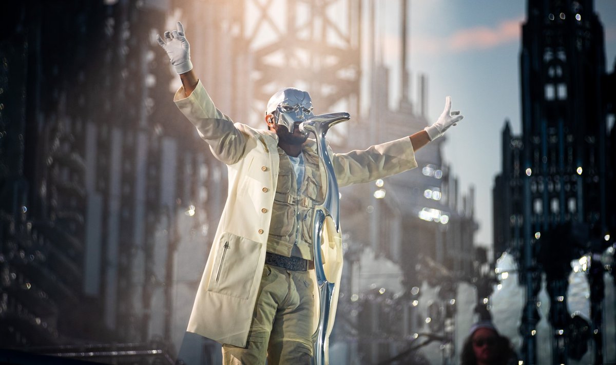 Deemonid ja vanapagan varjavad end jumalasäras. The Weeknd, keda on peetud ka satanistiks, tuli lavale valges.