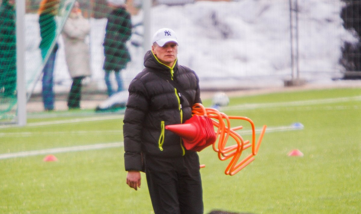 Maksim Gruznov, kellel on keelatud jalgpallis tegutseda, peab Narva tehismuruväljakul treeningut.