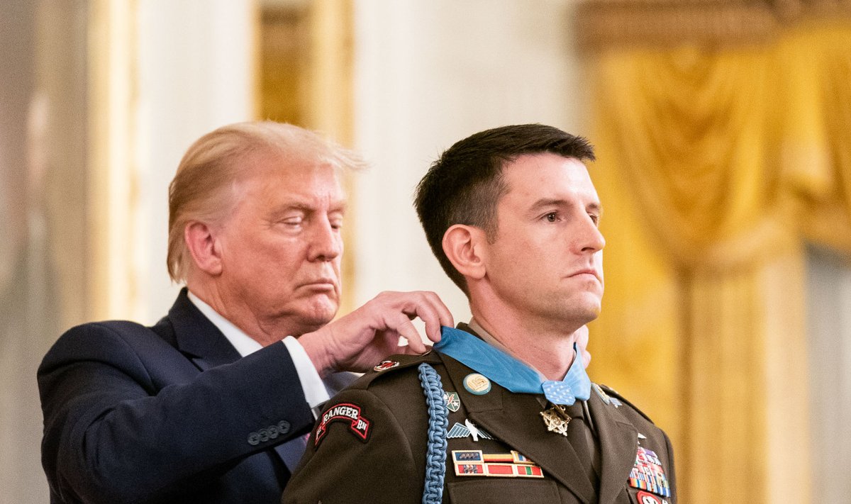 Дональд Трамп награждает американского солдата медалью за мужество