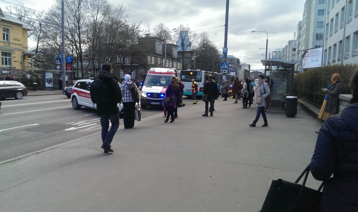 Tallinna ülikooli juures jäi jalakäija bussi alla