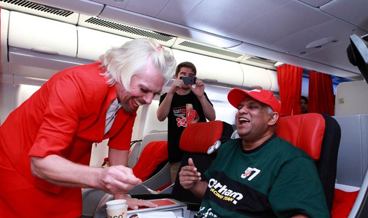AirAsia juht Tony Fernandes (paremal) ja naisteriietes Briti ärimagnaat Richard Branson. Viimane kaotas Fernandesele kihlveo. 