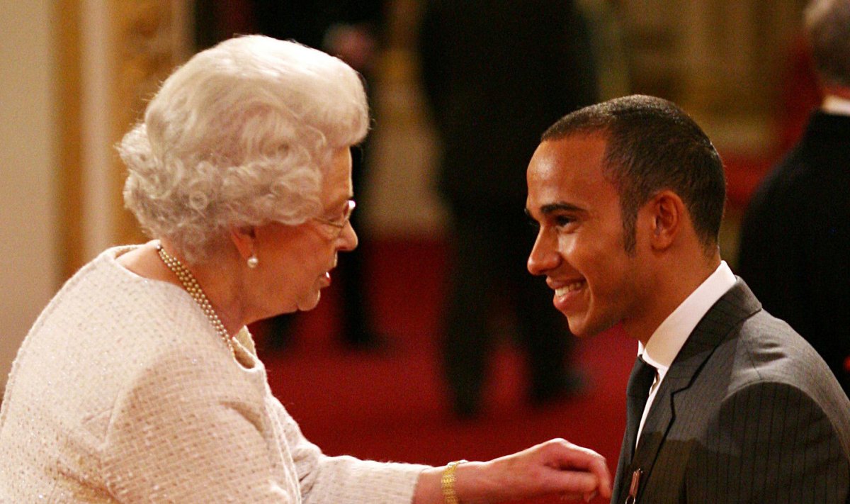 Lewis Hamilton 2009. aastal Elizabeth II-lt Briti impeeriumi ordu medalit saamas.