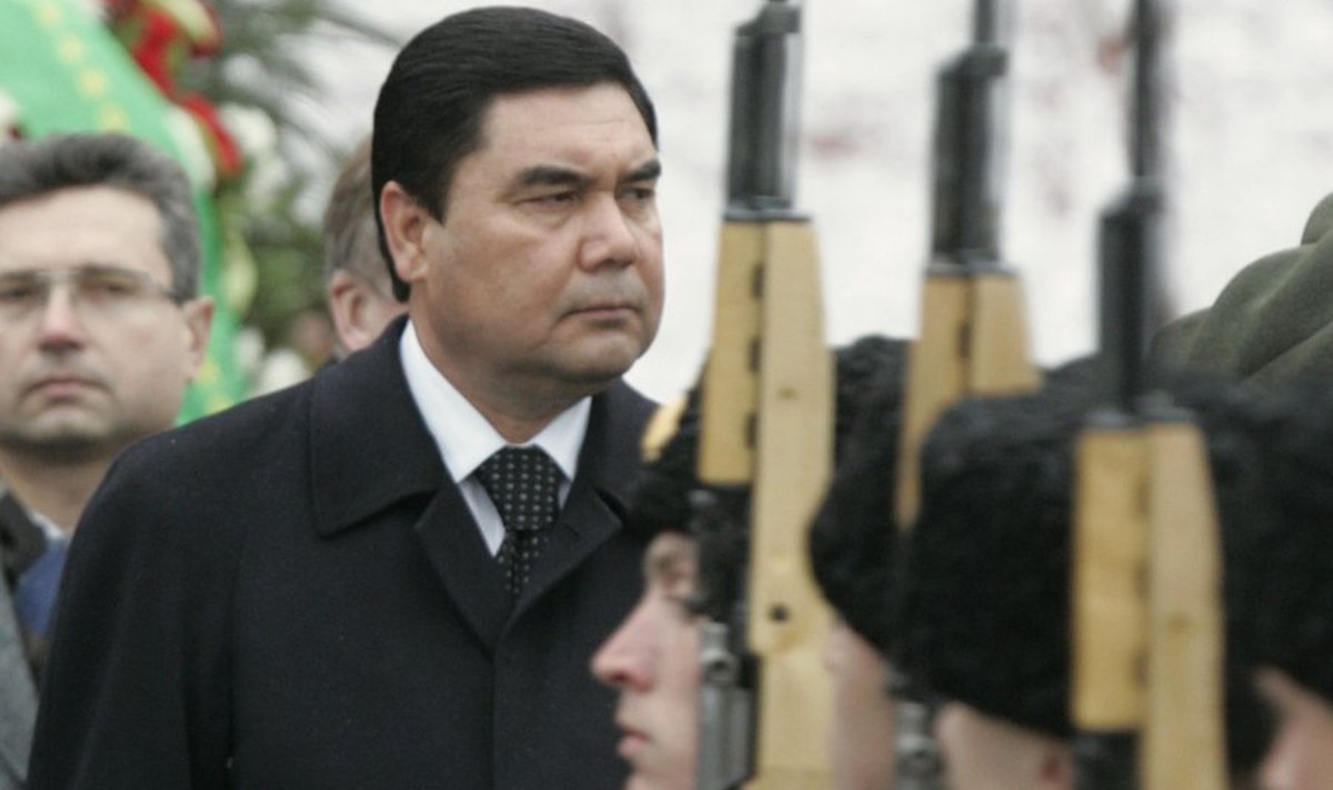 Kuigi praegune Türkmenistani president Gurbangulõ Berdõmuhhamedov ei ehita endale oma eelkäija kombel hiiglaslikke pöörlevaid kullast ausambaid, rikub Türkmenistan siiani oma kodanike inimõigusi.