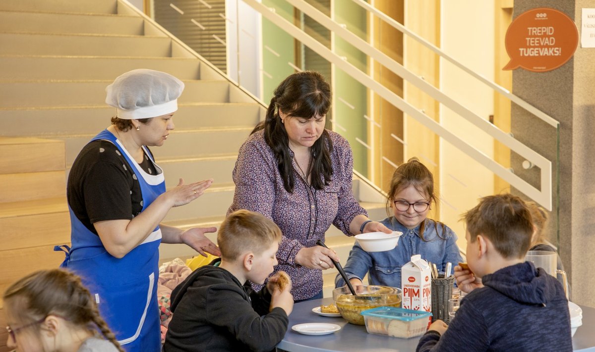 Türi põhikooli kokaabi Hanna Pliakina, klassijuhataja Olena Jefremova ja ukraina lapsed söögivahetunnis.