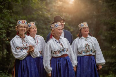 Raamatukoguspetsialistist rahvatantsija Lea Lehtmets, keskel, oli see, kes tuli välja veebinäituse ideega teadmata siis, et materjali kokku- ja väljapanekuks kulub aastajagu tööd.