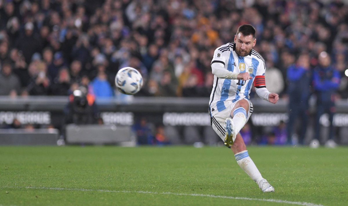 Lionel Messi  keerutab palli võrku