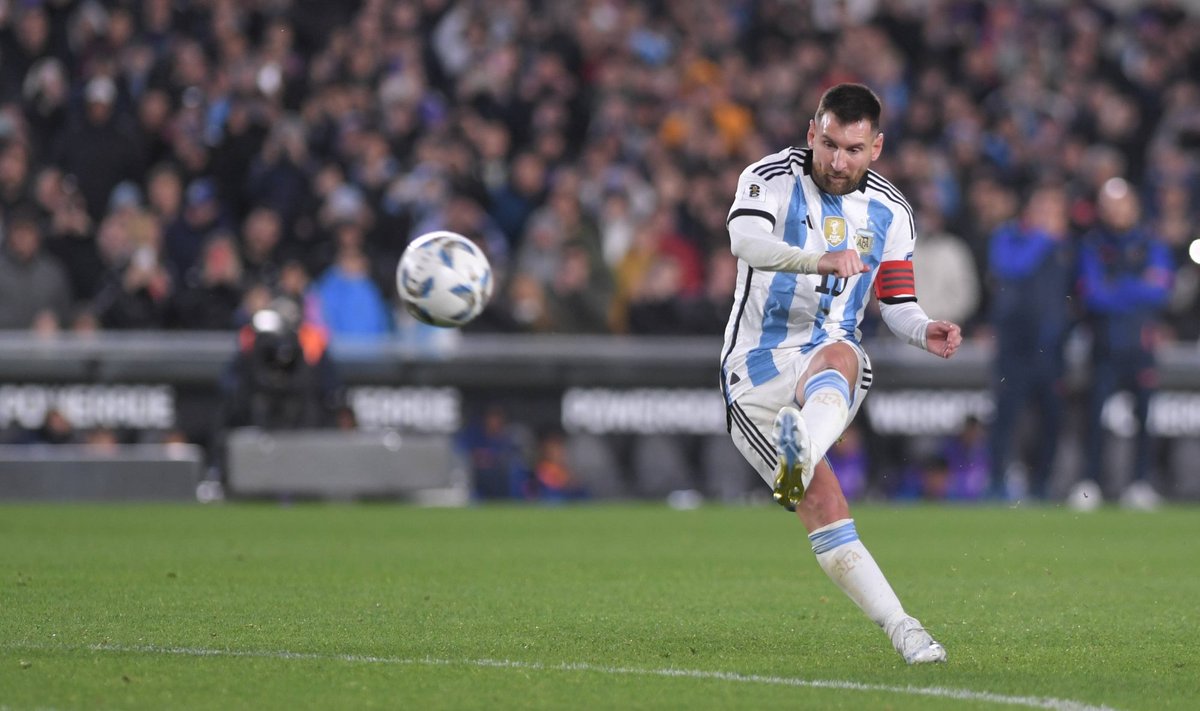 Lionel Messi keerutab palli võrku