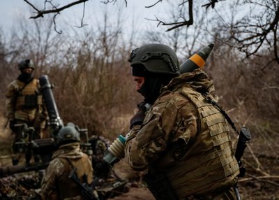 Ukraina armee alluvuses oleva Venemaa Vabaduse Leegioni teenistujad valmistuvad 21. märtsil 2023 Donetski oblastis Ukrainas mürsu laskmiseks Venemaa sõjaväe positsiooni vastu, kui Venemaa sissetung Ukrainasse jätkub. 