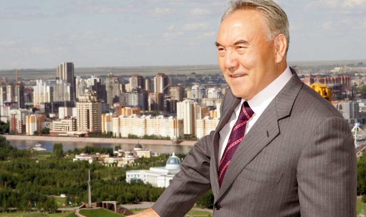 Kasahstani president Nursultan Nazarbajev pealinna Astana panoraami taustal.