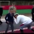 VIDEO: Maroko 12-aastane kroonprints vihkab alamate käesuudlusi