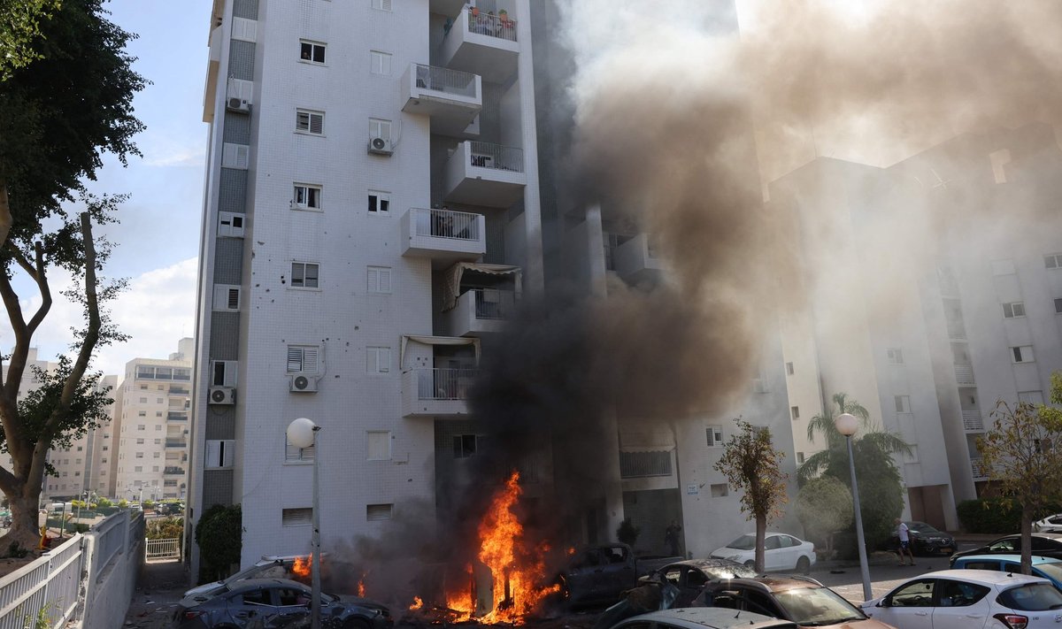 Жилое здание в городе Ашкелон после ракетной атаки со стороны сектора Газа
