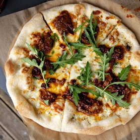 Pizza bianca päikesekuivatatud tomati pesto ja rukolaga