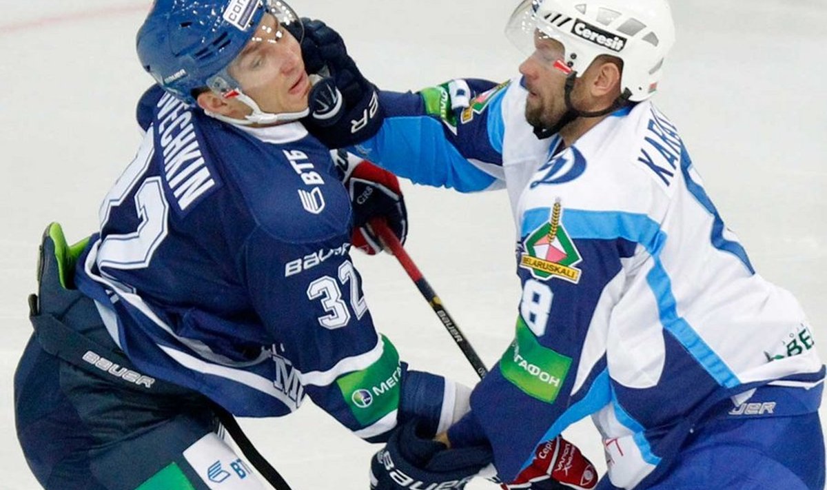 Washington Capitalsi särgi Moskva Dünamo oma vastu vahetanud Aleksandr Ovetškin (vasakul) võitleb KHL-i kohtumises Minski Dünamo Jere Karalahtiga.