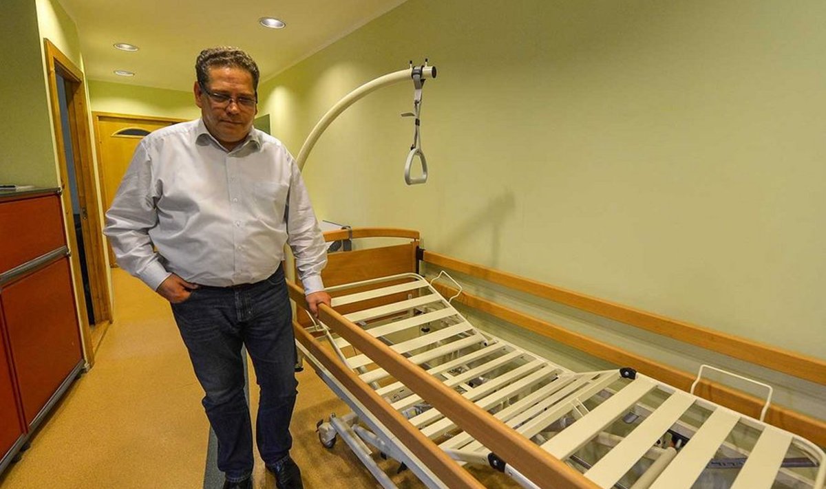 Dokto Balticu juht Erki Siitan seisab hooldekodule mõeldud voodi kõrval, mis on natuke lihtsam kui haiglavoodi. (Foto: Andres Putting)