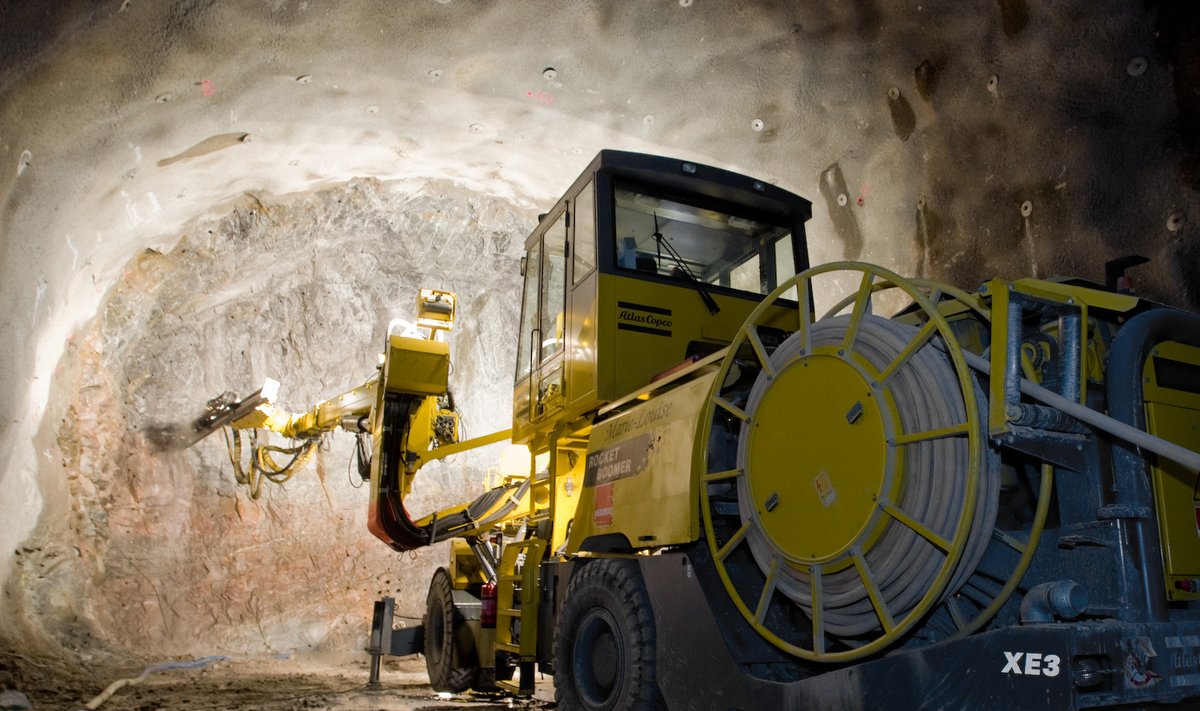 Kaevandused on Alutaguse jaoks kui kahe teraga mõõk: ühelt poolt reostavad need loodust, ent kui kaevandused kinni lähevad, kaotavad tuhanded inimesed töö ja lahkuvad vallast.