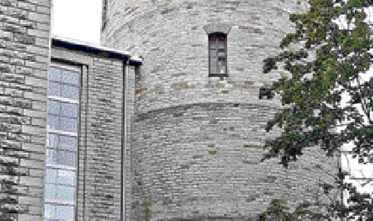 Klomppaest TTÜ Tallinna kolledži hoone on lihvitud paest veetorniga kokku ehitatud.