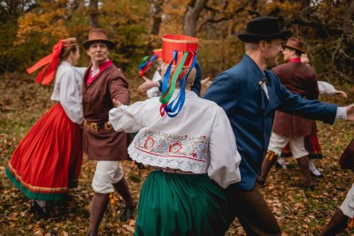 75aastases Tarvanpääs on enam kui sada tantsijat alates koolieelikutest kuni kaheksanda kümne käijateni. 