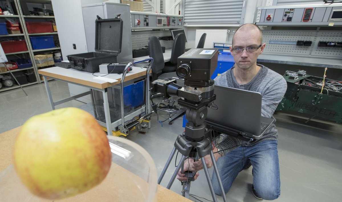 TTÜ-s asub Baltimaade ainus hüperspektraalkaamera. Märt Juurma näitab, kuidas selle abil õuna sisemusest pilti teha.