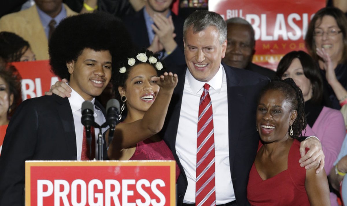 Värske New Yorki linnapea oma perega. De Blasio kampaanias lõi kaasa poeg Dante, kelle 1970-ndate stiilis afrosoeng äratas ka president Obama tähelepanu.