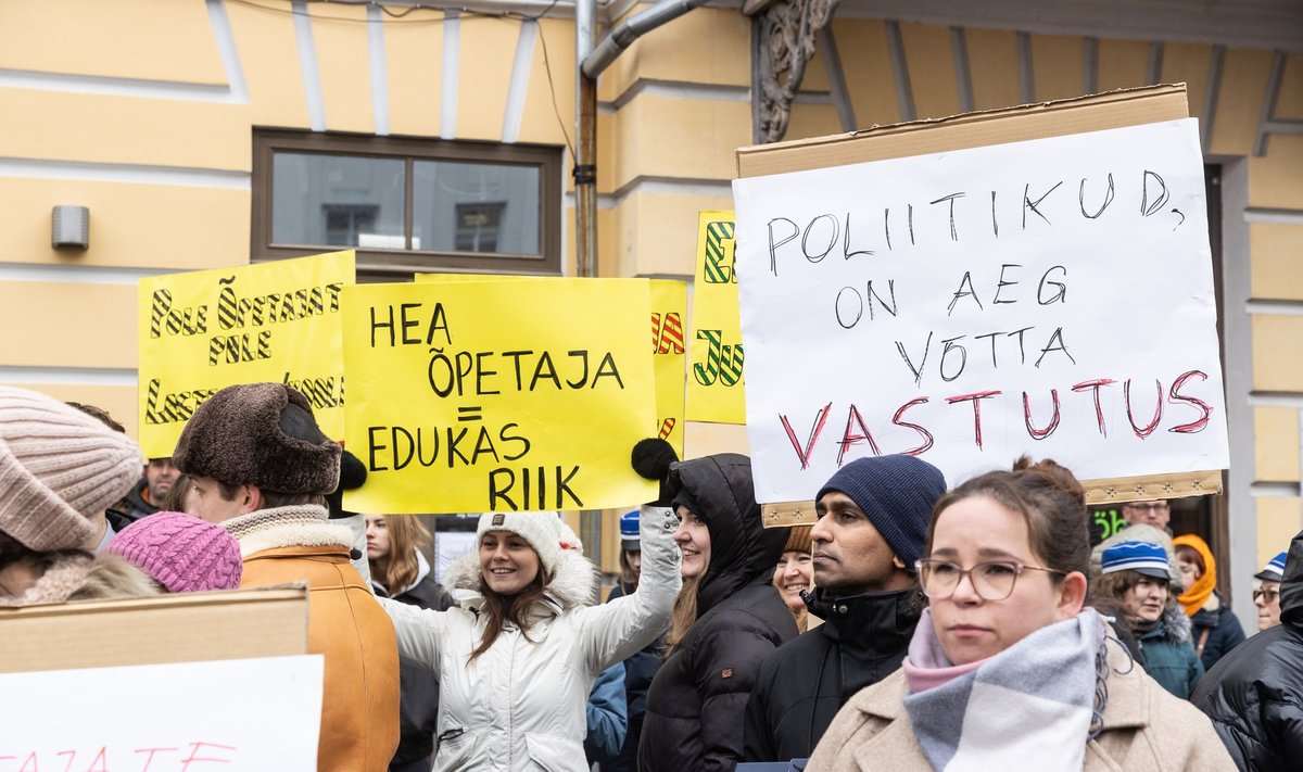 Õpetajate streik Tartu Raekoja platsil 2024