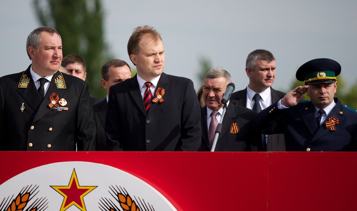 Tollane president Jevgeni Ševtšuk (keskel) ja Vene asepeaminister Dmitri Rogozin (vasakul) Transnistria "pealinnas" Tiraspolis 2014. aasta võidupüha paraadil. Venemaa abiga lõi Transnistria omal ajal Moldovast lahku.