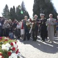 БОЛЬШАЯ ГАЛЕРЕЯ: Таллиннцы продолжают идти на военное кладбище