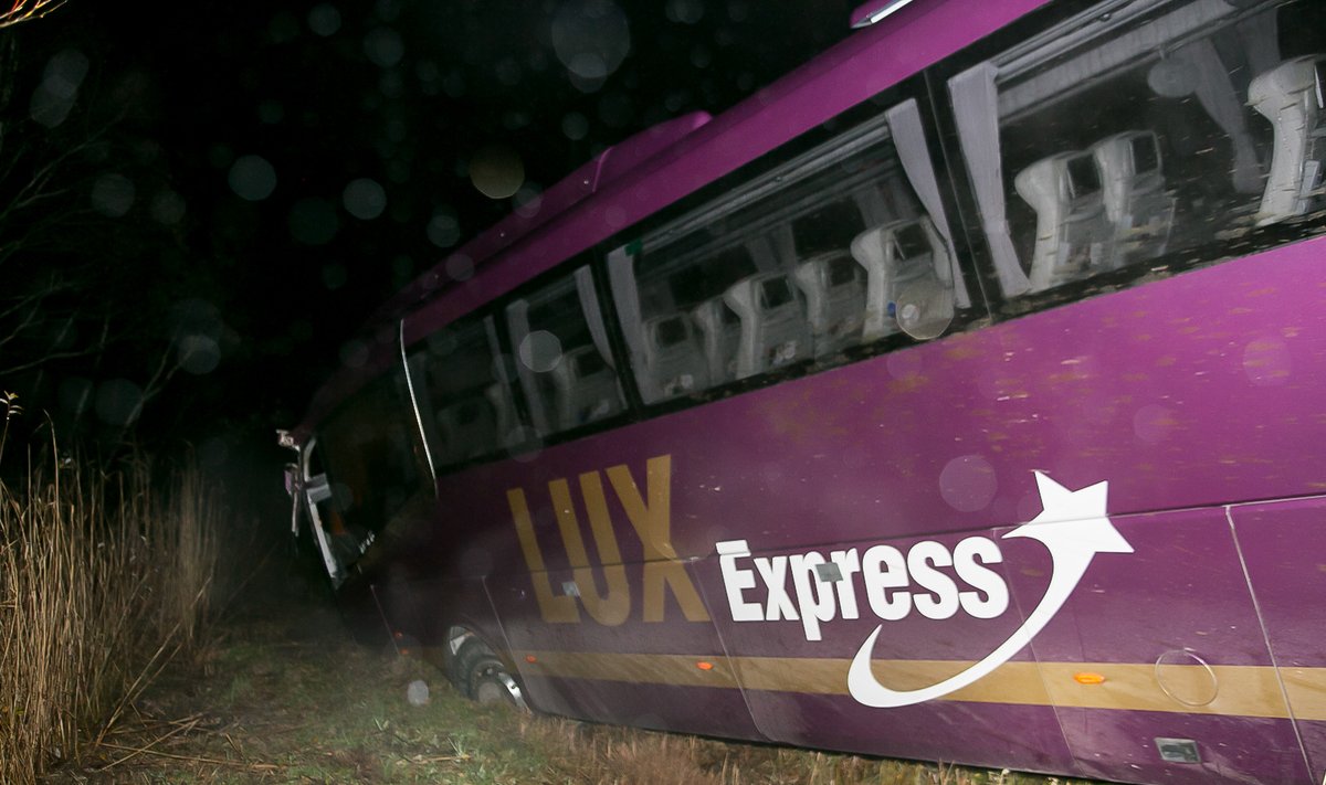 Lux Exspress buss Muhus kraavis