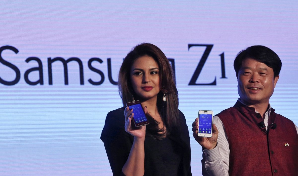 Bollywoodi staarnäitlejanna Huma Qureshi ja Samsung India tippjuht Hyun Chil Hong esitlevad Indias Tizeniga telefoni Z1. (Foto: REUTERS)