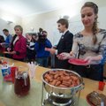 DELFI FOTOD: Sotsid pakkusid 19-eurose lastetoetuse 10. aastapäeva puhul rõõmsaid viinereid