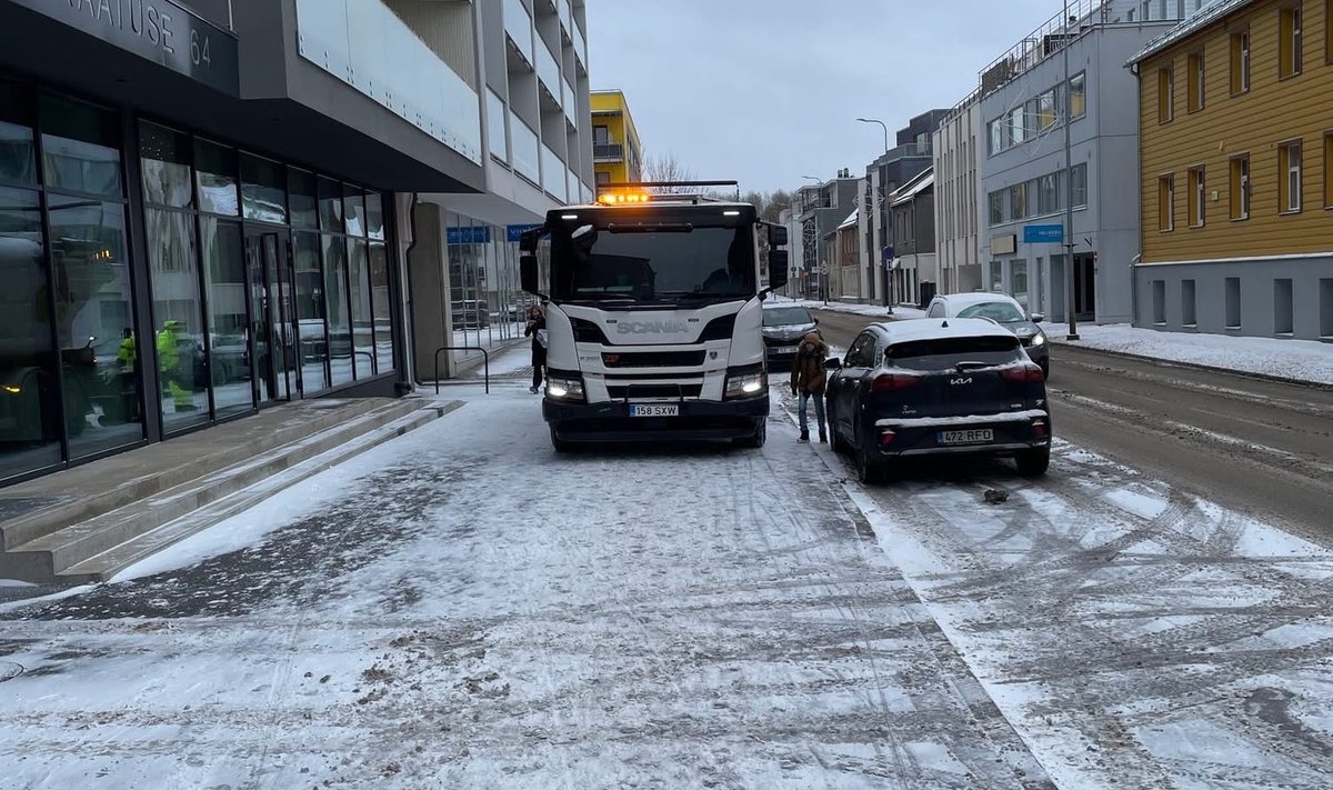 Kõnniteel parkivad prügiautod häirivad elanikke, kuid prügifirma juhi sõnul teevad nad lihtsalt oma tööd. 