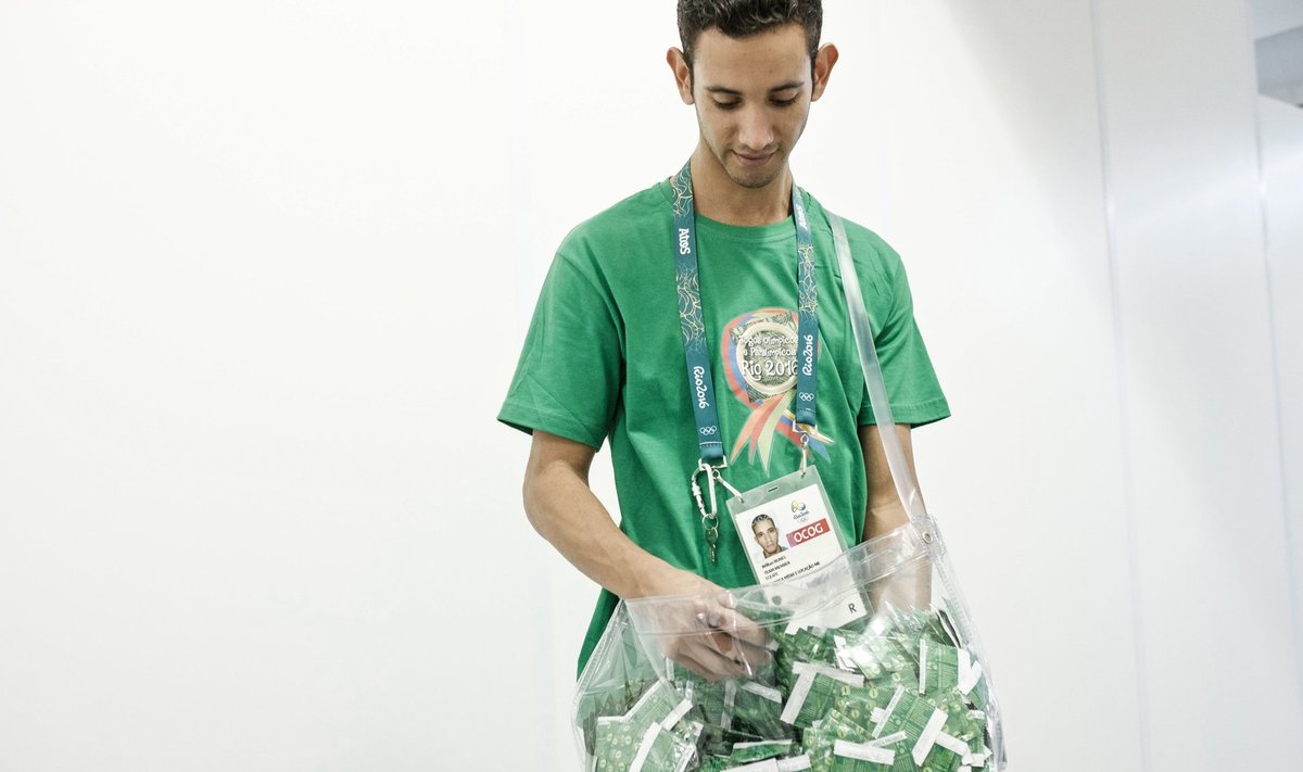 Vabatahtlik jagab Rio olümpiakülas kondoome.