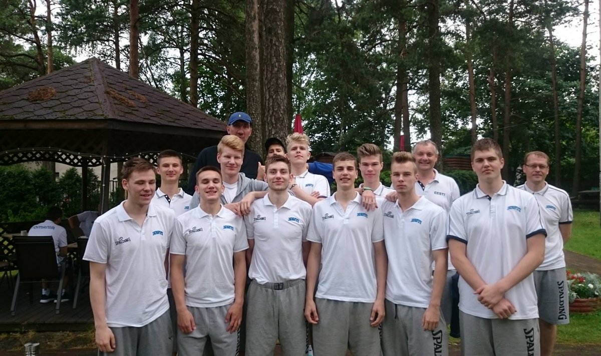 Eesti U18 koondis koos Gheorghe Muresaniga