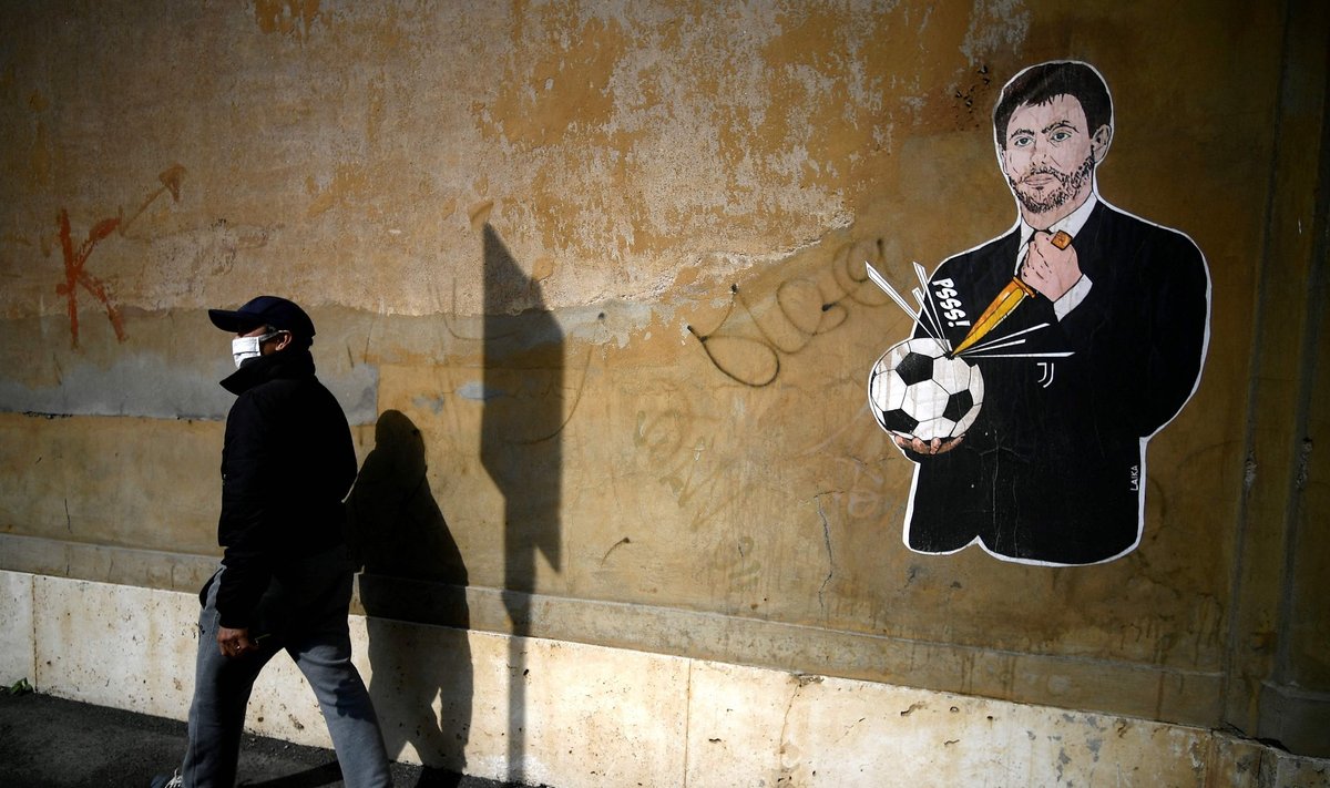 LÄBIKUKKUNUD VÕIMUPÖÖRE: Mees kõndimas mööda Itaalia kunstniku Laika seinajoonistusest "Il Golpe Fallito", millel kujutatakse jalgpalli tühjaks torkavat Torino Juventuse presidenti Andrea Agnellit. Juventus on üks uue superliiga idee eestvedajatest.