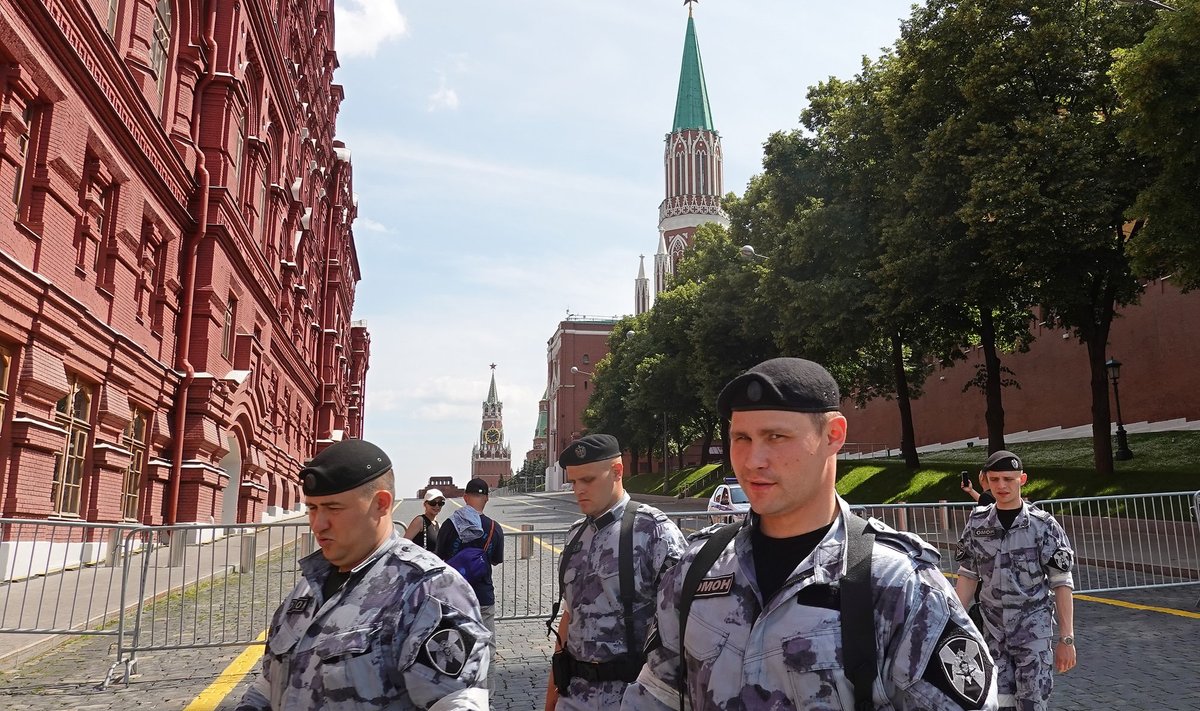 Vene politseinikud tõkete lähedal. Need blokeerivad teed Moskva Punasele väljakule. Foto tehtud 25. juunil 2023