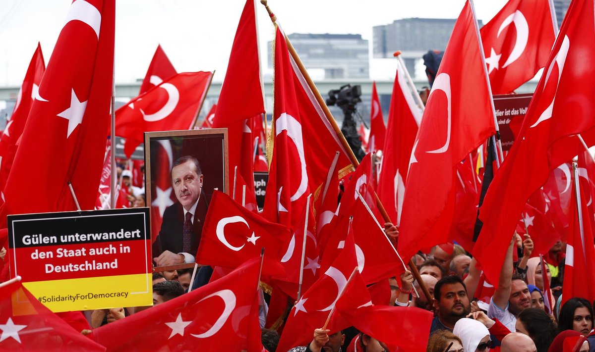 Pühapäeval mattus Köln punalippudesse, mille seas oli ka palju Erdoğaniga plakateid ja loosungeid „Gülen imbub riiki sisse ka Saksamaal”.