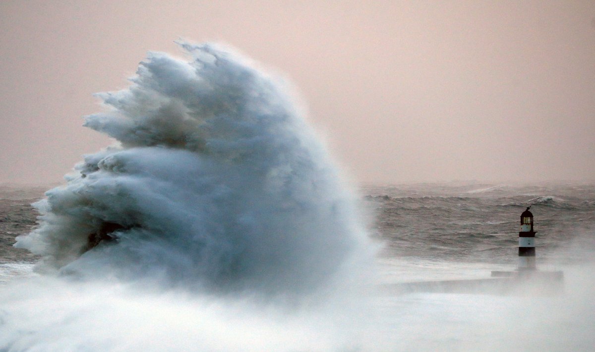 Orkaanimõõtu tuuleiilide tekitatud mitmemeetrine lainehari Inglismaal Seahamis.