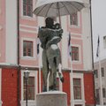 Эстонские памятники будут одеты в сине-черно-белые шарфы и шапки: смотрите, появится ли такой в вашем городе