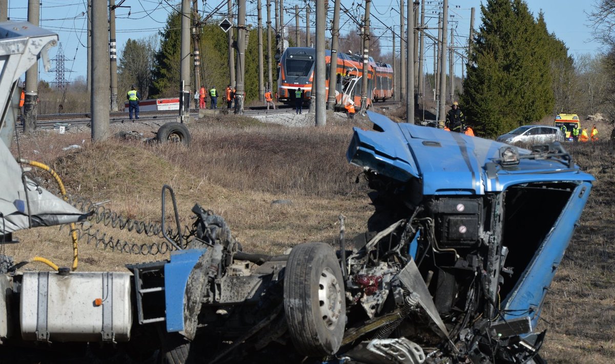Õnnetuses osalenud rongile sõitis raudteeülesõidu kohas ette veok