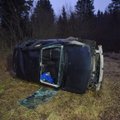 FOTOD | Viljandimaal rullus auto üle katuse, viga said naine ja laps