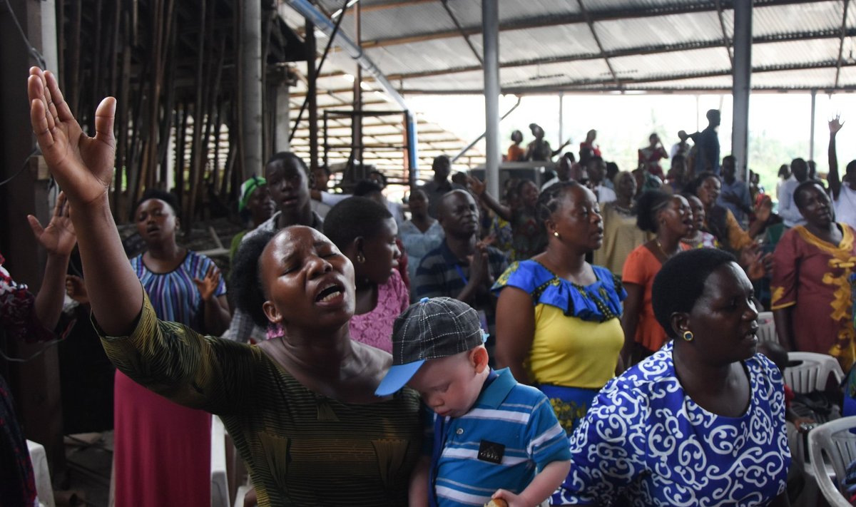Tansaanlased loodavad palvetades koroonast jagu saada. Fotol 7. veebruari palvus