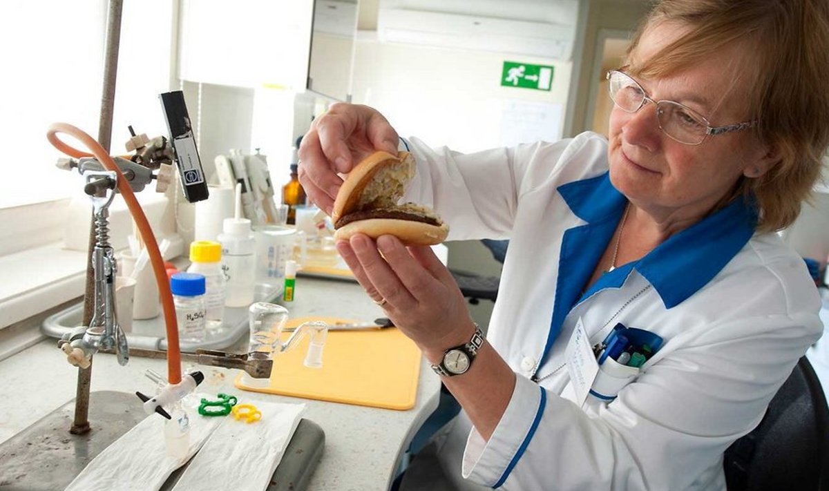 Kas nõretab rasvast? Hamburgerit uurib veterinaar- ja toidulabori keemiatalituse peaspetsialist Anne Tõnnisson.