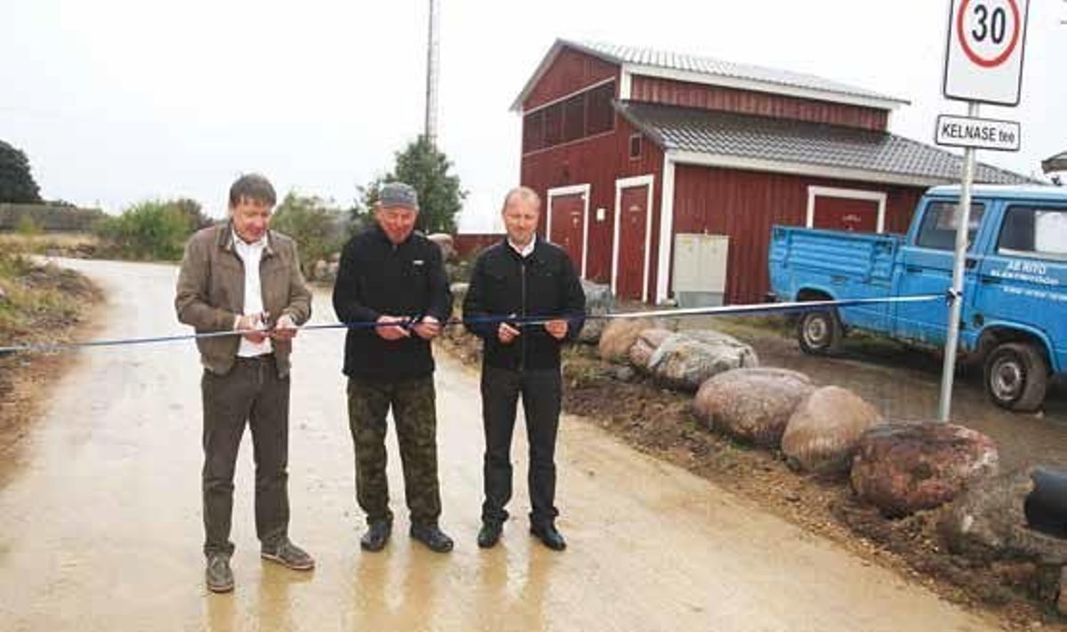 Lindi lõikavad läbi vallavanem Haldo Oravas, Prangli saarevanem Valter Puuström ja tee ehitaja AS Kiviluks esindaja Aigar Kallas. Foto Endel Lepik