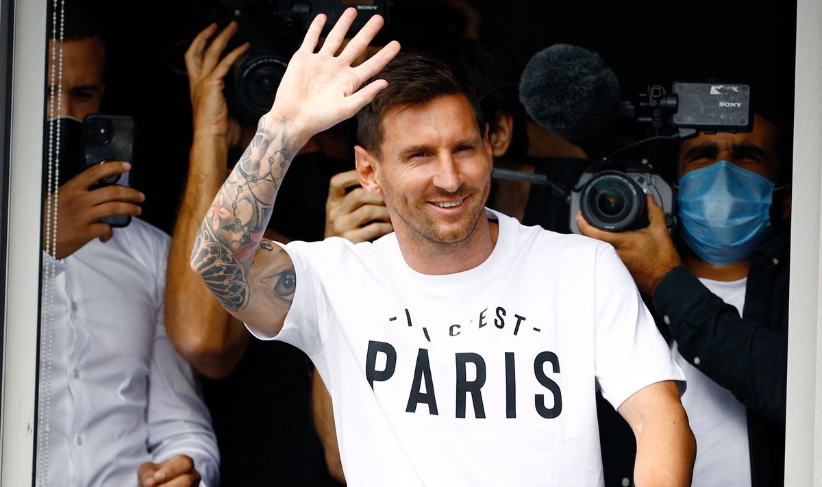 Lionel Messi saabus Pariisi ning kandis juba linna nimega T-särki.