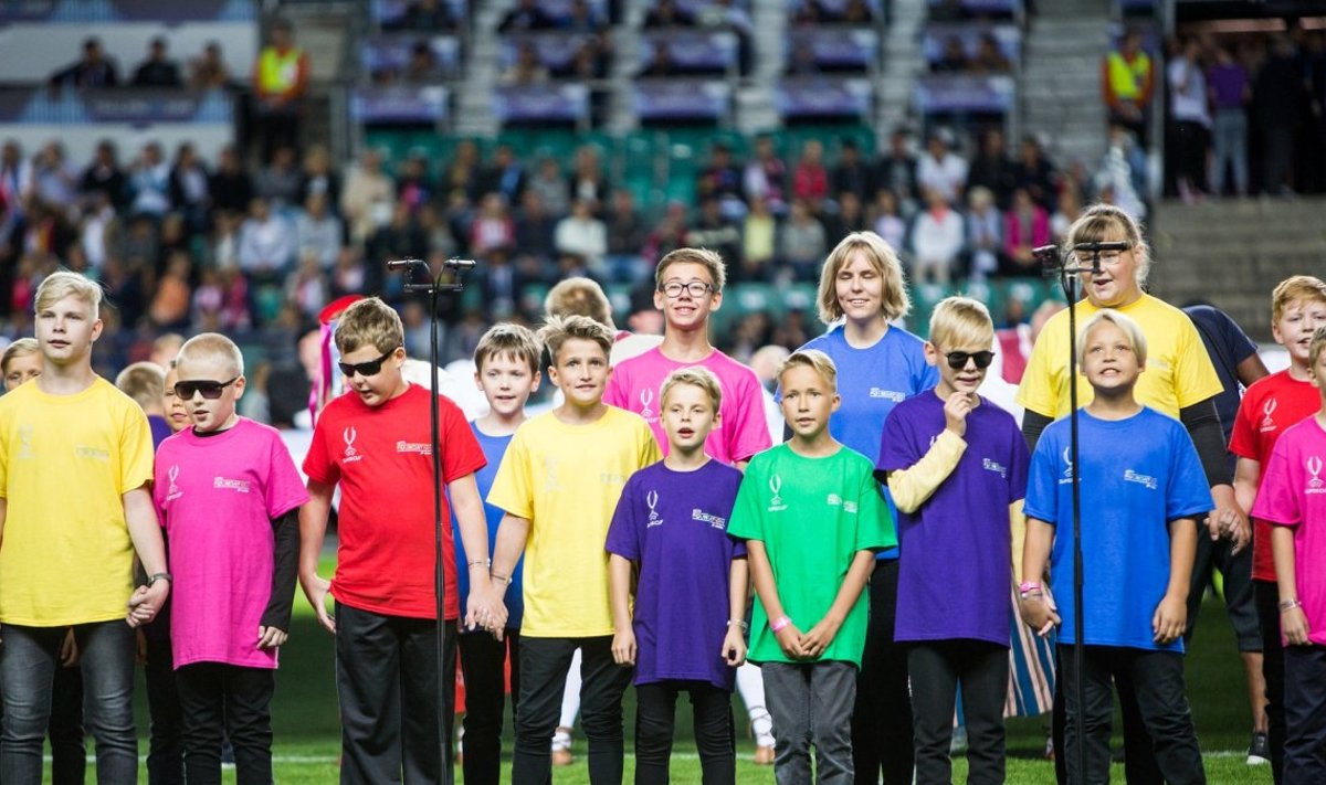 Koos Tallinna Poistekooriga esinesid Superkarika avatseremoonial ka Tallinna Heleni Kooli meelepuudega lapsed 