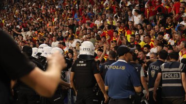 VIDEO | Uus skandaal Türgis. Fenerbahce president langes keset mängu rünnaku alla, vastasklubi süüdistab presidenti provotseerimises